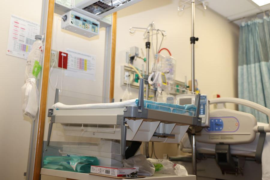 Infant warmer station in delivery suite